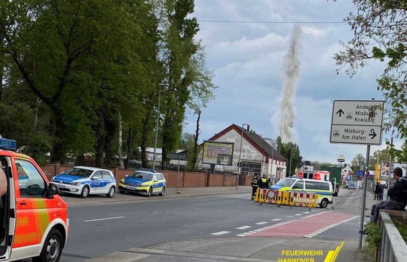 Bild von der Sprengung einer Fliegerbombe in Misburg-Süd.
