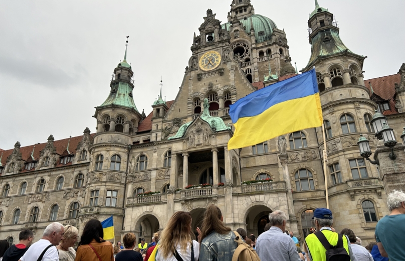 die ukrainische Flagge vor dem Neuen Rathaus.