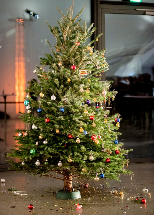 Weihnachtsbaum mit zerschossenen Weihnachtskugeln