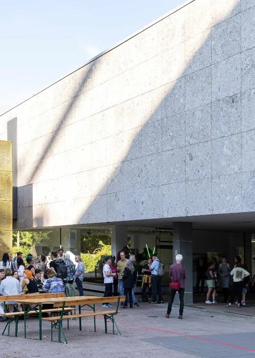 Außenansicht der städtischen Galerie Kubus bei ZINNOBER