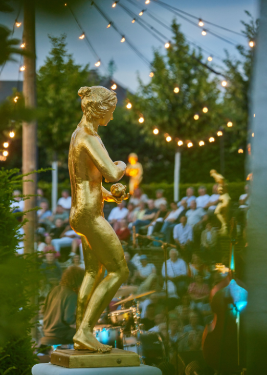 Goldene Statue in den Herrenhäuser Gärten
