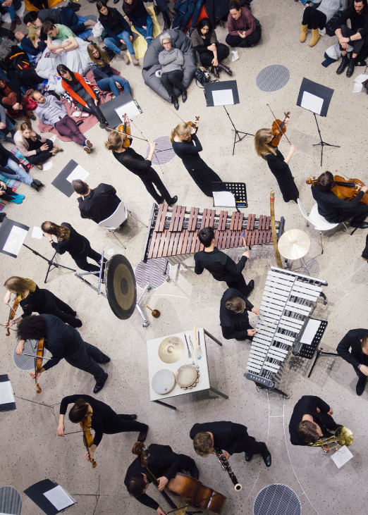 Blick auf das Orchester im Treppenhaus bei einem Konzert im Sprengel Museum