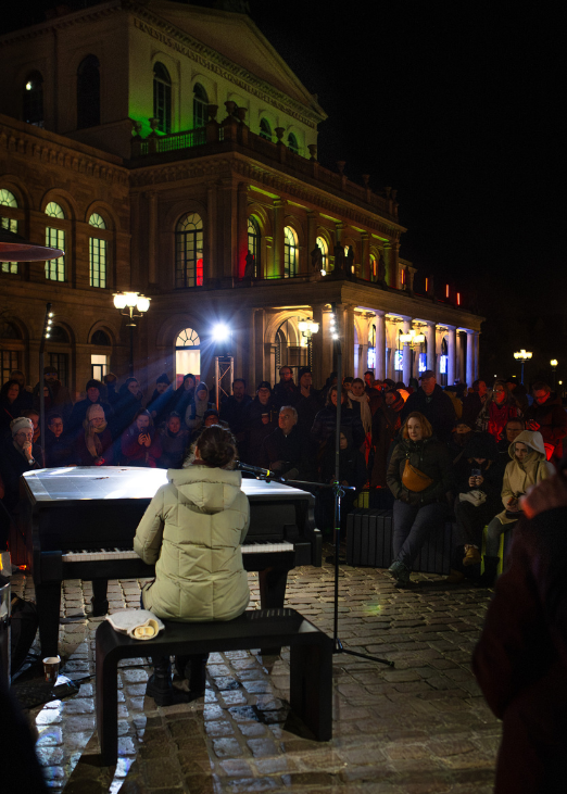 Konzert am Outdoor-Piano vor der Oper