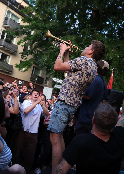 Foto von der Fête de la Musique 2024 in Hannover mit Trompeter im Vordergrund